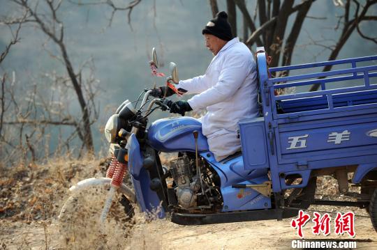 12月18日，山西省长治市屯留县吾元镇岭村，57岁独腿村医李拴州接到村民的求助电话，挎上医药包骑上三轮车就往深山里奔。在这个仅有423人的小山村里，他靠一条残腿走过了39年?！÷砹⒚?摄