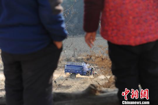 头发花白，身穿白大褂，拐杖断了一根又一根，三轮车骑坏4辆，背着药箱在山路上蹒跚前行……在岭村，每一位村民心中都印着这样一个背影?！⌒煜?摄