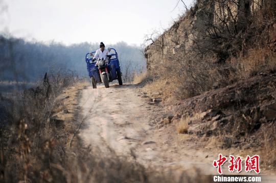 30年前，李拴州成了村里唯一的医生。谁有个大灾小病了，他都要第一时间上门瞧瞧。不管是三更半夜，或是大雪封山，只要有人求助，李拴州二话不说，背上药箱拄着拐杖便立即出发?！÷砹⒚?摄