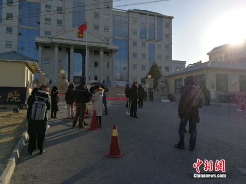 庭审当天，法院外聚集了大量记者。 <a target='_blank' href='http://www.chinanews.com/' >中新网</a>记者 张尼 摄