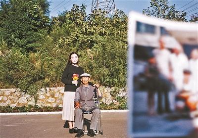 2016年，石勐尧和爷爷在后院合影