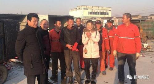 女子把11万的钻戒扔了 8名环卫工翻了13吨垃圾找到