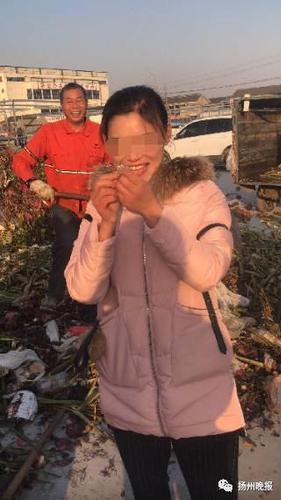 女子把11万的钻戒扔了 8名环卫工翻了13吨垃圾找到