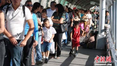 赴美游客。