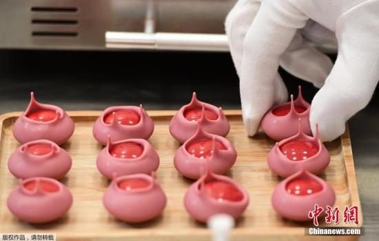 全球最大可可加工商百乐嘉利宝（瑞士）近期正式宣布，他们成功研发世上第四种巧克力——带着天然粉色的红宝石巧克力（不添加色素或果浆），并声称，这是自1930年代白巧克力问世后，80年来首个新巧克力品类。