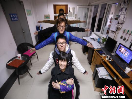 学生们和徐根娣 潘旻 摄