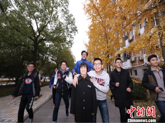 徐阿姨与27幢的学生们 潘旻 摄