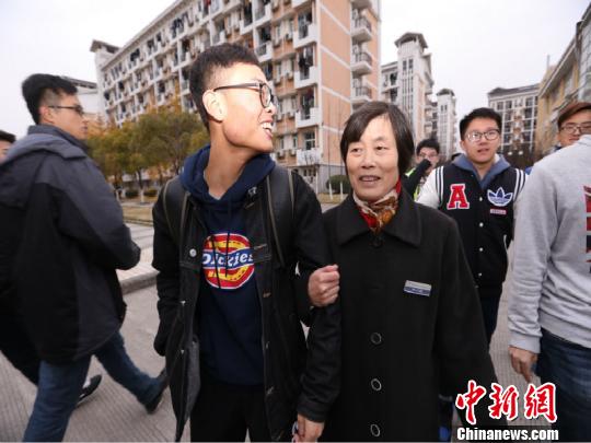 学生打球脚崴伤了，出门徐阿姨会扶一把 潘旻 摄