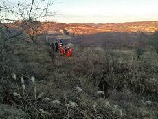 男子走夜路坠入深井 昏迷19小时后清醒打电话求救