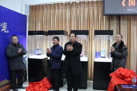 国宝再造大师晋晓瞳、王建伟、刘建军、苗长强（从左至右）为作品隆重揭幕