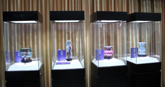 出戟尊、钧窑尊、双耳炉、双耳连座瓶（从左至右）