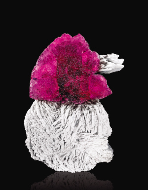 红宝碧玺＆叶钠长石（北京保利供图）