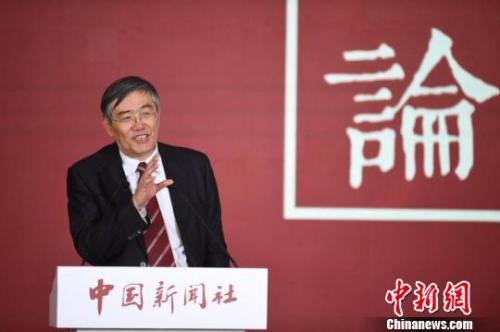 中财办副主任杨伟民21日在中国新闻社举办的国是论坛2017年会上表示，中国必须摒弃过去那种赶超型的经济模式，不以GDP论英雄。　崔楠 摄