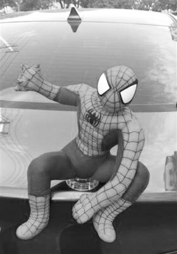 刘先生在爱车上粘的蜘蛛侠玩偶 刘先生在爱车上粘的蜘蛛侠玩偶