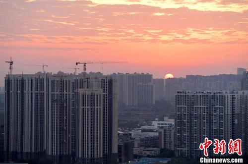 图为成都城区一角太阳正从东方升起。<a target='_blank' href='http://www.chinanews.com/'>中新社</a>记者 刘忠俊 摄
