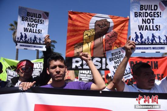 资料图：美国洛杉矶举行规模盛大的“五一大游行”，民众手举标语、高呼口号，表达自己的诉求，反对修建美墨边境隔离墙。
<a target='_blank' href='http://www.chinanews.com/'>中新社</a>记者 张朔 摄