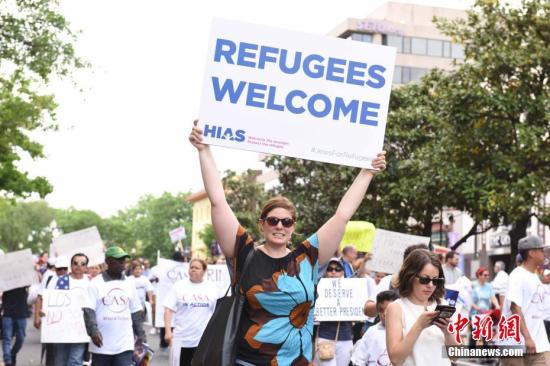 资料图：美国示威民众高举“欢迎难民”的牌子。<a target='_blank' href='http://www.chinanews.com/'>中新社</a>记者 邓敏 摄