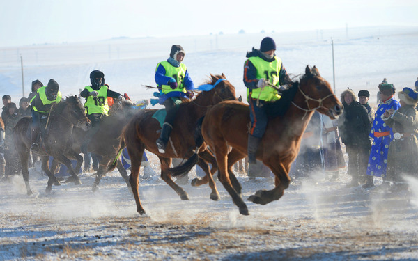 006A呼伦贝尓冰雪那达慕上的赛马