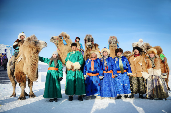 0010A参加呼伦贝尓冰雪那达慕的牧民合影纪念盛会