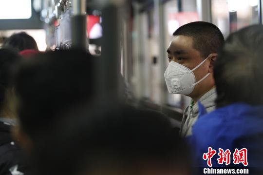 上海一日先后发布雾霾、大风预警天空由灰变浅蓝