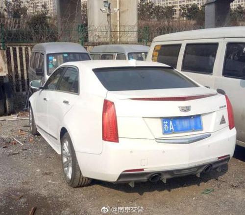 图为“飙车”的车辆被暂扣。官微截图