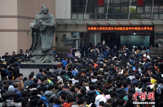 据中国研究生招生信息网的信息，全国硕士研究生招生考试初试成绩一般会从明年2月中旬开始陆续公布?？忌赏ü?、省级教育招生考试机构或招生单位公布的方式查询初试成绩。图为湖北武汉，全国硕士研究生考试华中科技大学考点，考生从“老子”雕像旁步入考场。 吴铭 摄 图片来源：视觉中国