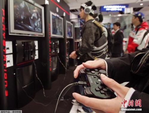 资料图：玩家正在操作游戏手柄。