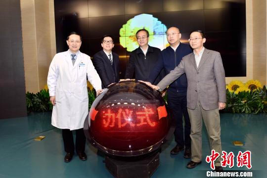 图为青海省居民健康卡工程正式启动?！≈旖ň?摄