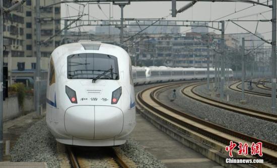 西安至成都首发列车驶离绵阳火车站，开往成都。刘忠俊 摄