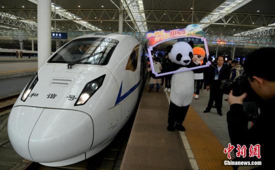 “熊猫”赶场西成高铁。刘忠俊 摄