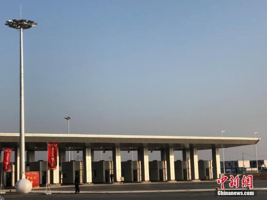 12月18日，港珠澳大桥澳门口岸收尾工程仍在完善中。港珠澳大桥澳门口岸管理区项目作为港珠澳大桥重要的组成部分，不仅是港珠澳大桥三地建筑面积最大的口岸，而且开工最晚，但是该工程创造了仅用内地同等规模工程三分之一的时间，就具备与珠海、香港口岸同步通关条件的奇迹。 <a target='_blank' href='http://www.chinanews.com/'>中新社</a>记者 邓媛雯 摄