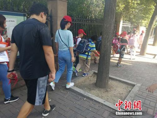资料图：某托管机构接小学生放学。<a target='_blank' href='http://www.chinanews.com/' >中新网</a>记者 张尼 摄