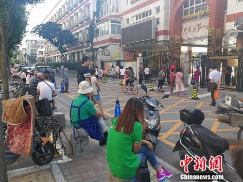 资料图：中关村一小门外等候接孩子的家长。<a target='_blank' href='http://www.chinanews.com/' >中新网</a>记者 张尼 摄