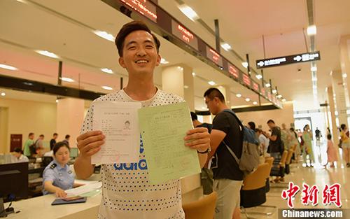四川成都，刚毕业的大学生王单办理完手续落户成都。 <a target='_blank' href='http://www.chinanews.com/'>中新社</a>记者 刘忠俊 摄