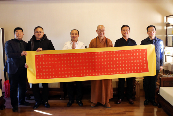 1郭凯歌向北京龙泉寺赠送书法作品《中国梦》