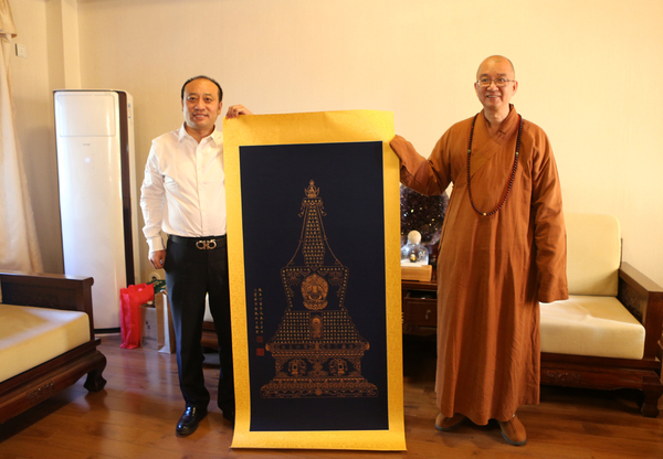 2郭凯歌向北京龙泉寺赠送书法作品《小楷宝塔心经》