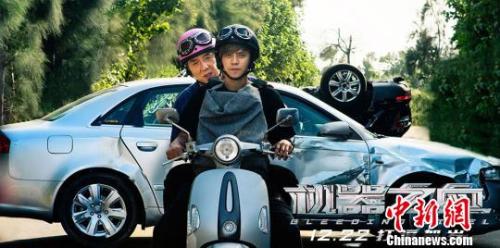 图为：电影《机器之血》打逗版双人海报。片方供图