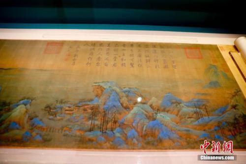 资料图：正在布展中的《千里江山图》。中新社记者 杜洋 摄