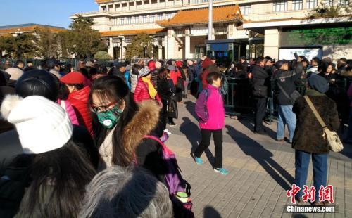 资料图：11月下旬，主题为“美在新时代”的中国美术馆典藏精品特展正在举行。图为准备参观中国美术馆典藏精品特展的民众在美术馆外排起长队。中新社记者 满会乔 摄