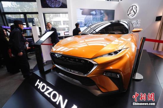 12月4日，在浙江乌镇举行的第四届世界互联网大会“互联网之光”博览会上，一款新能源车型亮相。<a target='_blank' href='http://www.chinanews.com/'>中新社</a>记者 杜洋 摄