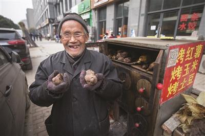 餐馆老板娘每天给门口摆摊老汉送饭:尽管吃 吃不垮