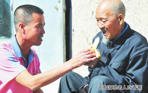 小伙酒后摔进雪沟被老人救起 为报恩赡养老人31年