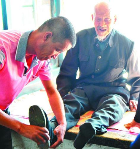 小伙酒后摔进雪沟被老人救起 为报恩赡养老人31年