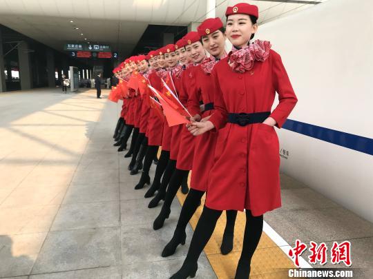 图为D1602次列车的乘务员?！∩臣?摄