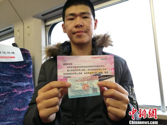 图为，从济南西登车去往石家庄的旅客?！∩臣?摄