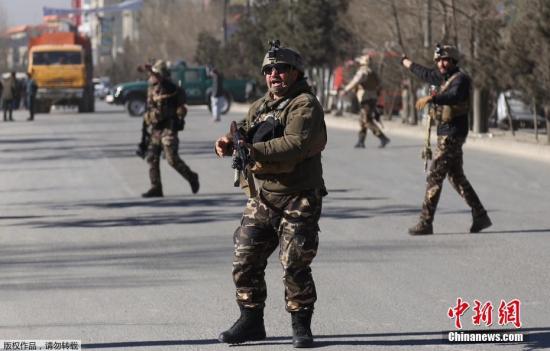此前数日，武装分子还对喀布尔NDS的培训中心发动袭击。图为阿富汗警察在爆炸发生地点进行清理封锁工作。