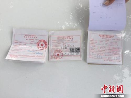 2017年9月26日，广西柳州现假违停罚单，该“罚单”印有二维码，可扫码缴纳罚款，当地警方已介入调查。图为真假罚单对比。 阳玮勋 摄