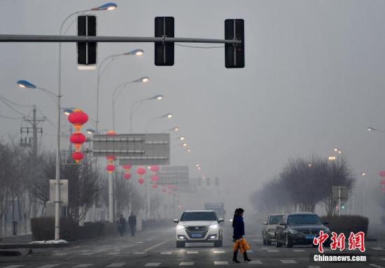 资料图：交通大雾。 <a target='_blank' href='http://www.chinanews.com/'>中新社</a>记者 刘新 摄