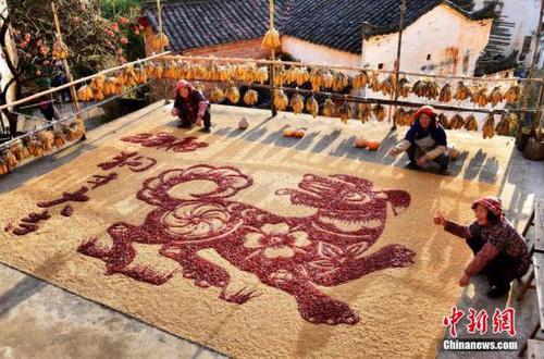 12月31日，2017年最后一天，中国最美乡村江西婺源篁岭“晒秋大妈”又亮绝活，在这辞旧迎新的日子，用丰收的稻谷和辣椒摆出一幅长5.6米、宽4.3米的狗造型，寓意2018“旺到福到”。<a target='_blank' href='http://www.chinanews.com/'>中新社</a>记者 曹加祥 摄