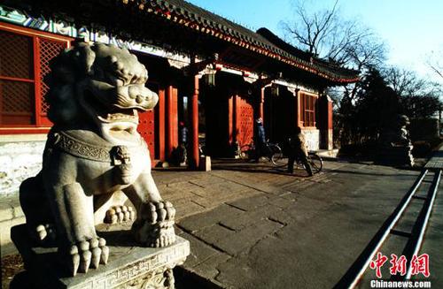 资料图：1985年1月1日拍摄的北京大学校门。 <a target='_blank' href='http://www.chinanews.com/'>中新社</a>发 赵伟 摄 图片来源：CNSphoto